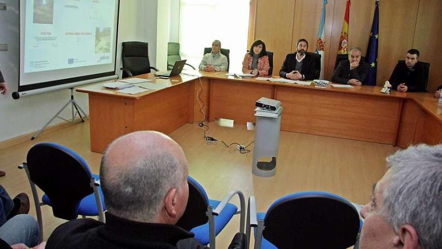 Reunión ayer de la conselleira de Medio Rural y el alcalde de Vilasantar con las juntas locales.