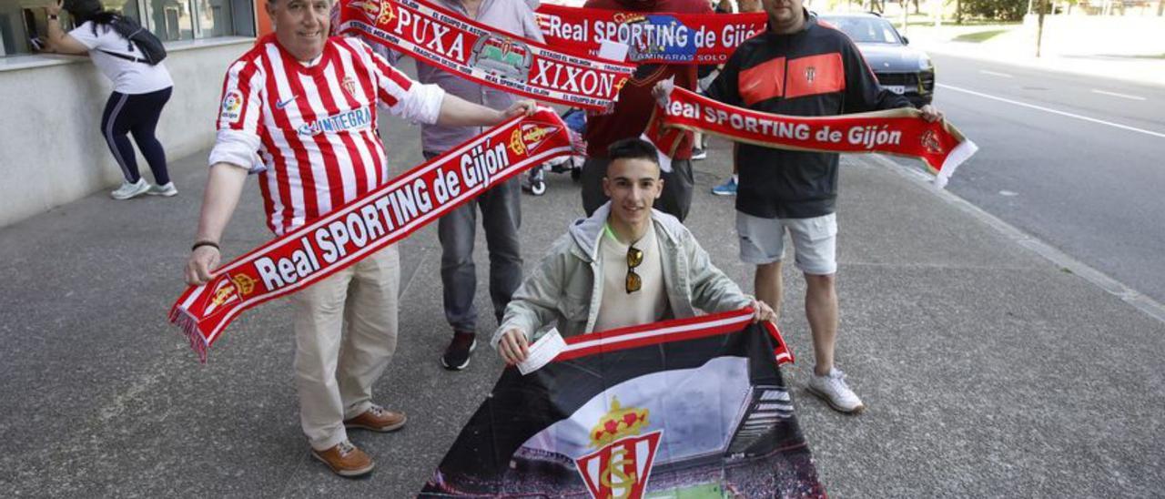 Aficionados sportinguistas en El Molinón. | Ángel González