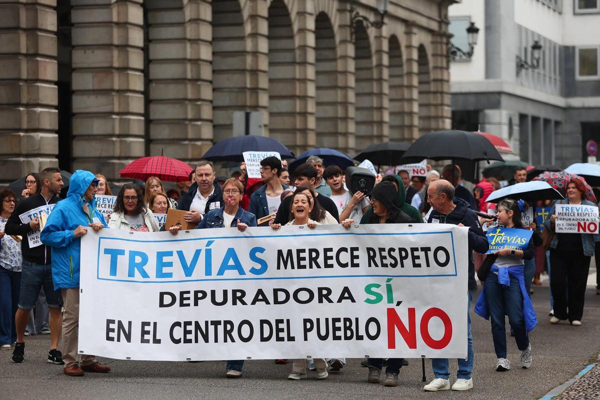 En imágenes: así fue la manifestación por las calles de Oviedo de los vecinos de Trevías que luchan por cambiar la depuradora de lugar En imágenes: así fue la manifestación por las calles de Oviedo de los vecinos de Trevías que luchan por cambiar la depuradora de lugar