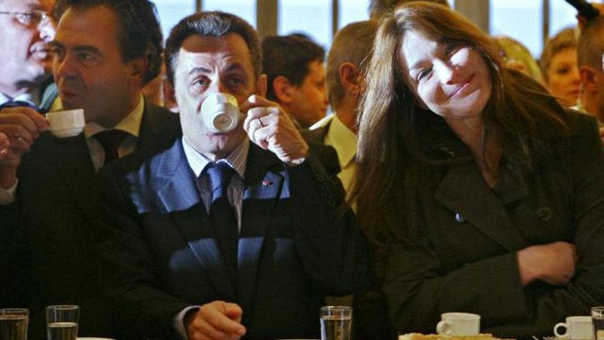 El matrimonio Sarkozy desayunó esta mañana en el mercado.