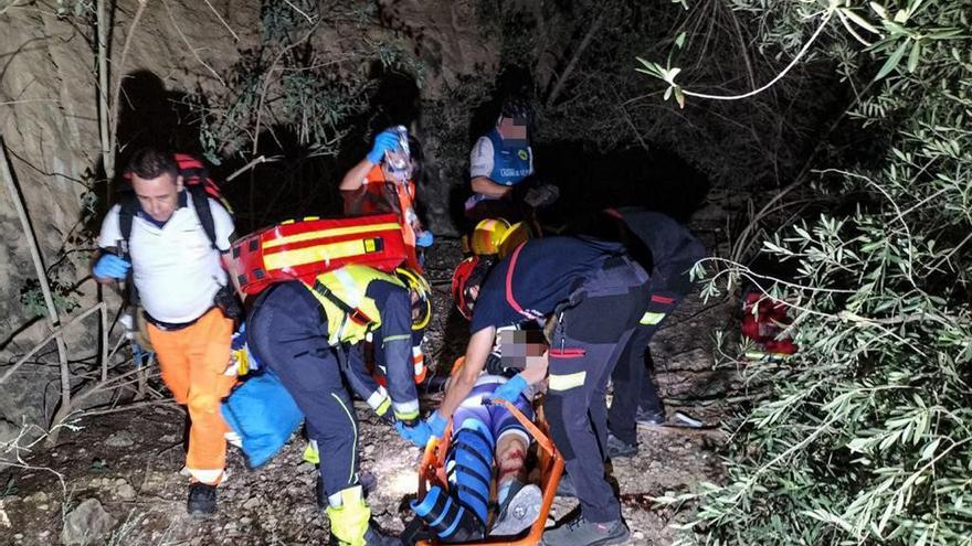 Los bomberos rescatan a un ciclista con la cadera rota tras caer por un cortado de 8 metros en Guardamar