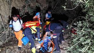 Los bomberos rescatan a un ciclista con la cadera rota tras caer por un cortado de 8 metros en Guardamar