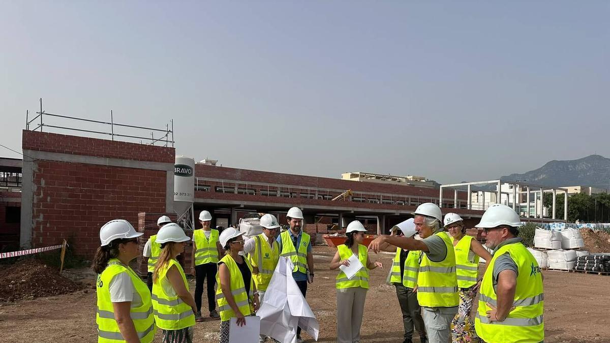 El alcalde de Xeraco, los técnicos y la comunidad educativa, en la visita a las obras del futuro colegio