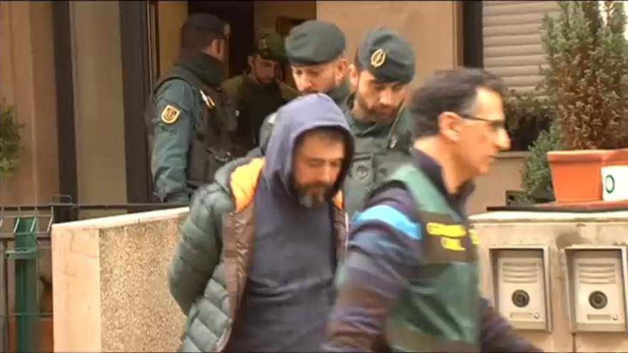 La Guardia Civil lleva al registro a uno de los detenidos por el asesinato del concejal de Llanes