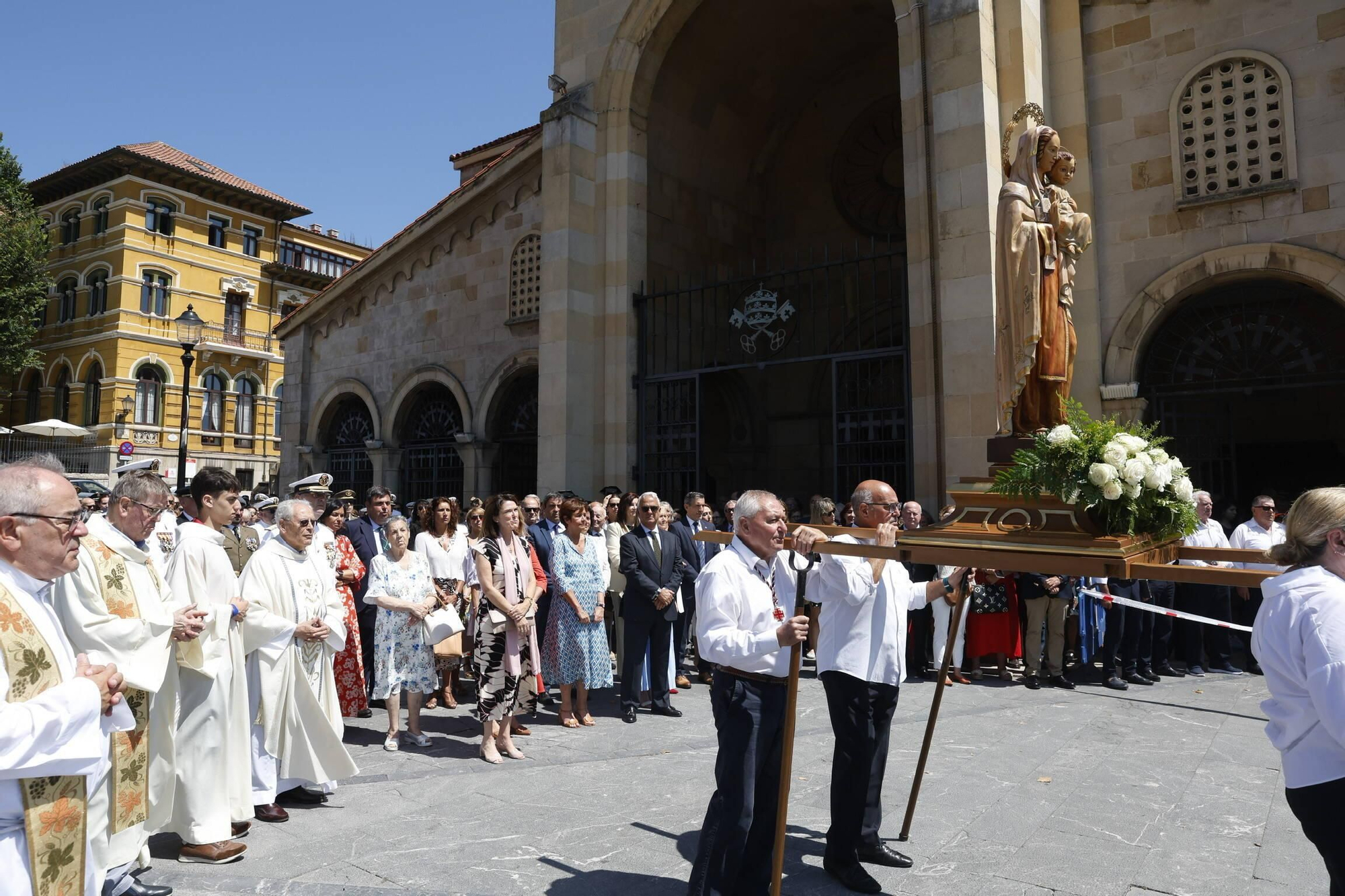 La misa con la Armada y la ofrenda floral del Carmen en Gijón, en imágenes