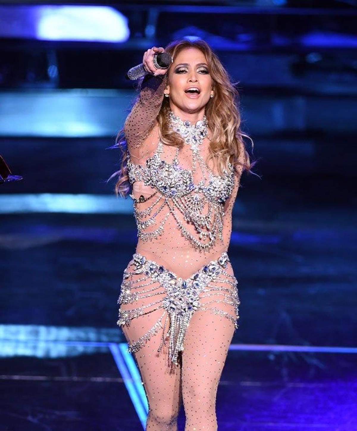 Jennifer Lopez pone el micrófono para que cante el público