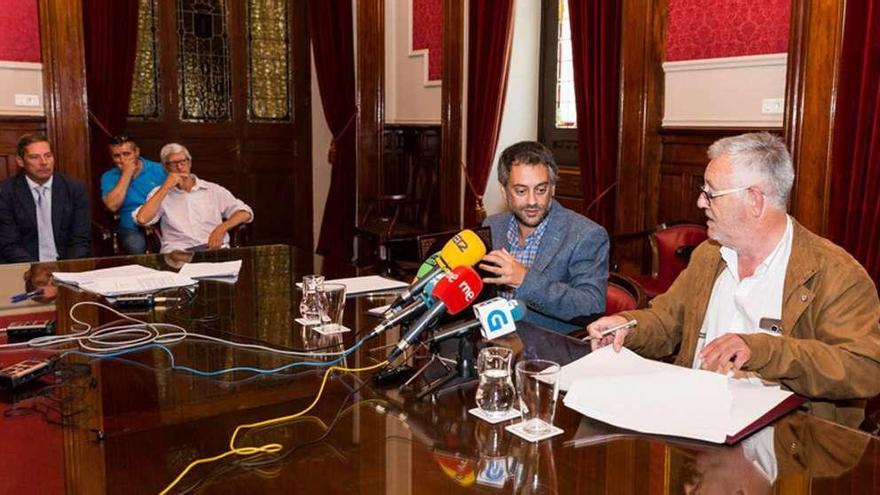 El alcalde de A Coruña, Xulio Ferreiro, y el de Cangas, Xosé Manuel Pazos, en la firma del convenio, ayer, en el Concello de A Coruña. // FdV