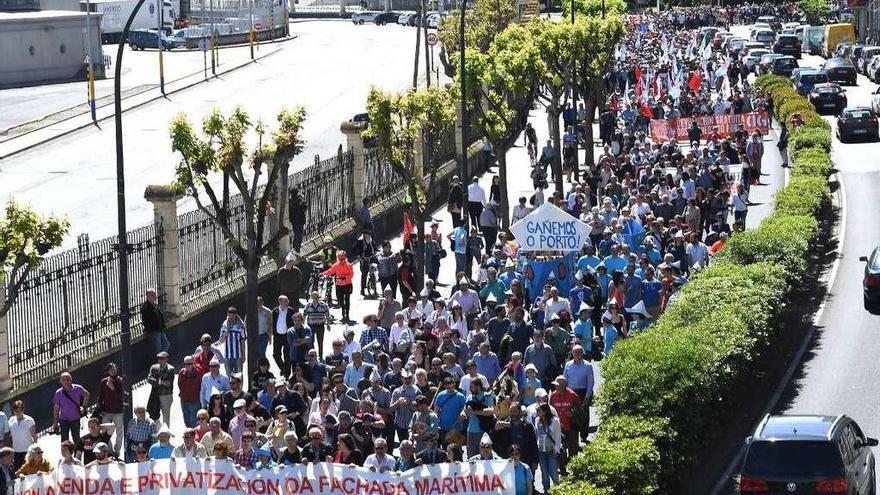 Manifestación por la devolución gratuita de los terrenos de puerto, por Linares Rivas, el domingo.