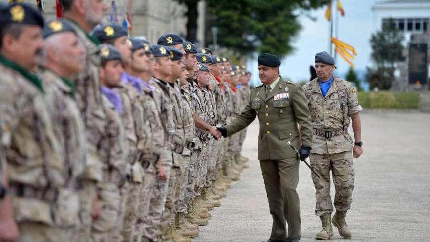 El general de división Francisco Javier Varela pasa revista a las tropas de la Brilat en Pontevedra. // R. Vázquez