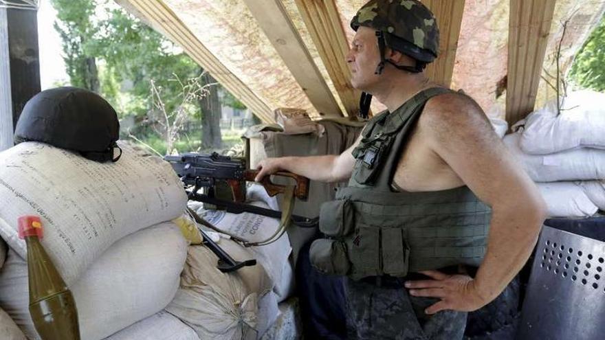 Un soldado ucraniano, en un control cerca de la ciudad de Slaviansk, en la región de Donetsk.
