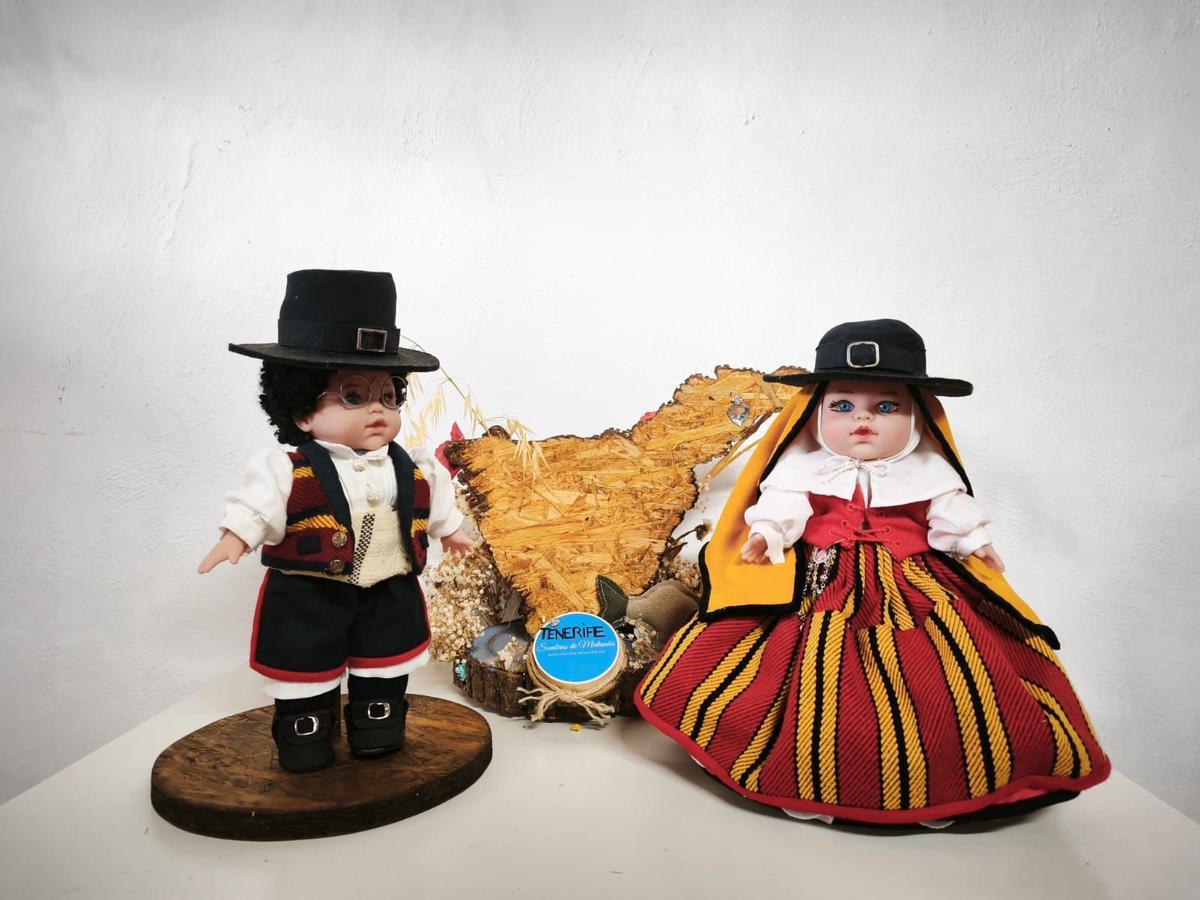 Customizan muñecas con los trajes típicos de las islas Canarias