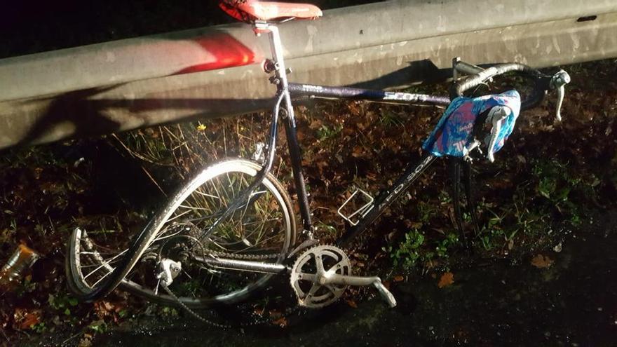 Imagen del estado en el que quedó la bicicleta de la víctima tras el atropello de ayer en Salcedo.