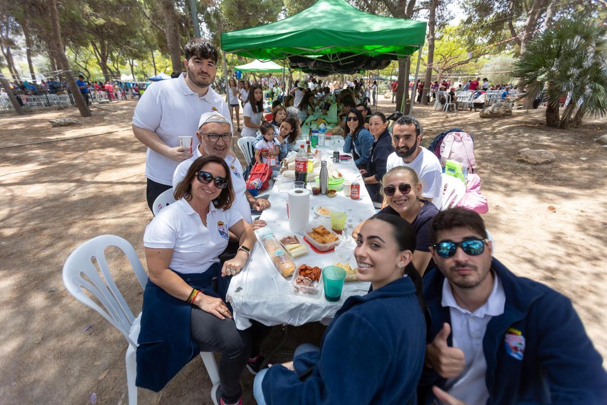 Desfile de politicos en las paellas de Hogueras en el parque Lo Morant de Alicante