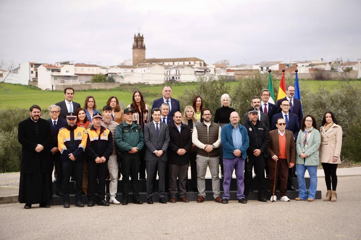 Foto de familia junto a los vecinos de Adamuz, antes del Consejo de Gobierno.