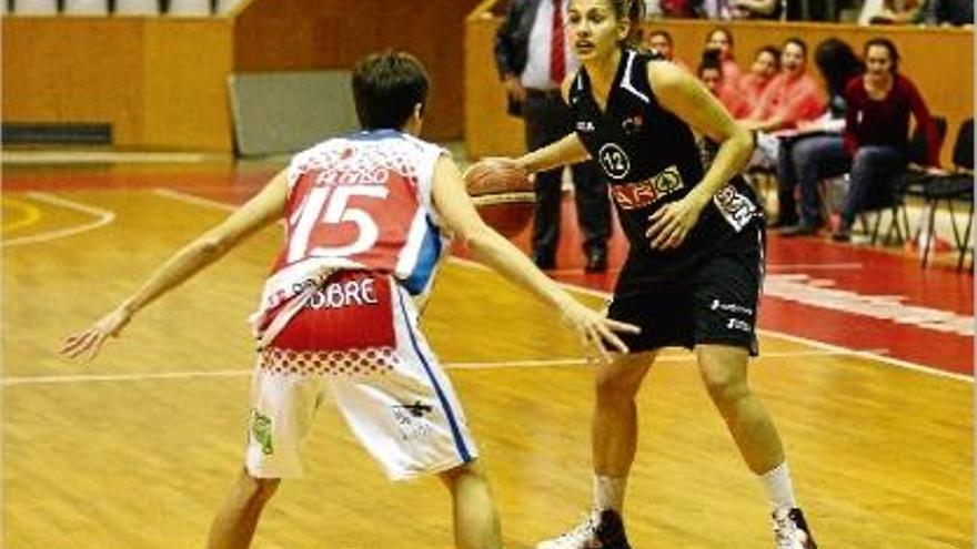 Eva Bou defensada per Alonso (Bembibre) en el partit de diumenge passat a Fontajau.