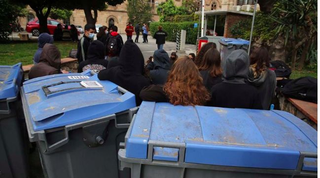 Estudiantes bloquean los accesos al rectorado de la UB, en abril de 2021.