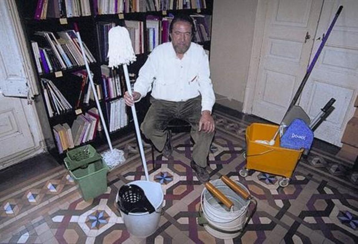 Manuel Jalón, envoltat de pals de fregar, en una imatge del 1995 a Barcelona. Manuel Jalón, envoltat de pals de fregar, en una imatge del 1995 a Barcelona.