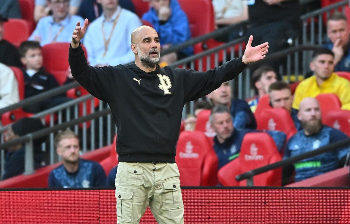 Pep Guardiola, entrenador del Manchester City, gesticulando en un partido de la FA Cup