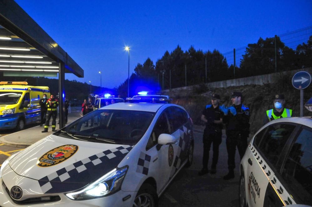 Un aplauso sanitario en el que no faltaron las sirenas ni las luces azules de los coches oficiales para apoyar al personal sanitario del hospital comarcal. // Iñaki Abella