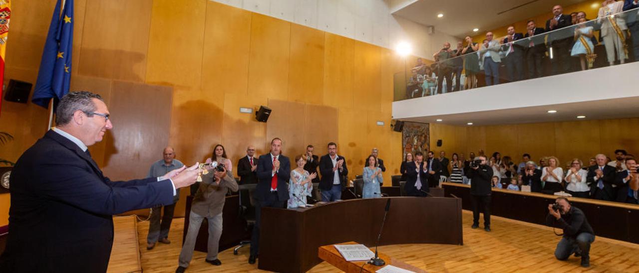 Pérez el día de la toma de posesión como alcalde con los ediles de PSOE y Cs de fondo.
