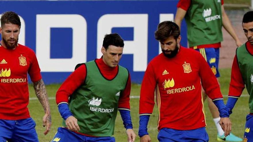 Aduriz, junto a Piqué, ayer en Isla de Ré.