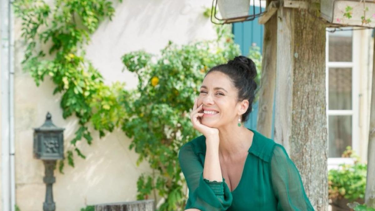 Una disfrutona Yanely Hernández fotografiada en un bellísimo y típico rincón engalanado con flores en la isla francesa de Ré.