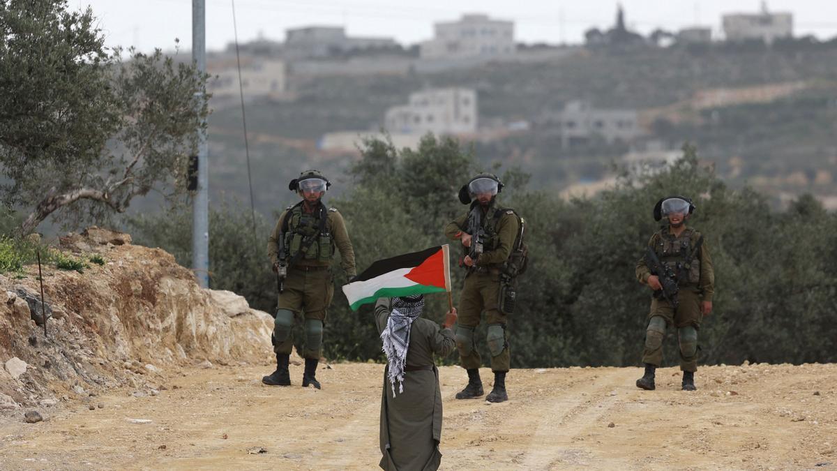 Un hombre palestino confronta a soldados israelís en Beita, en el sur de Nablús, en Cisjordania.