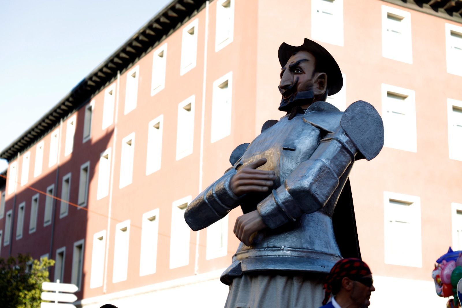 En imágenes | La comparsa de gigantes y cabezudos se da un baño de masas