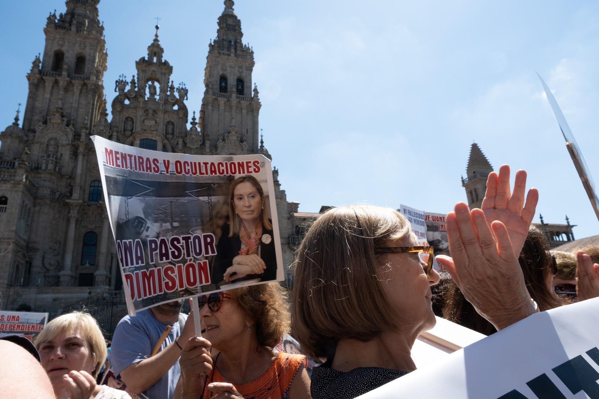 Las víctimas de Angrois se concentran en el Obradoiro en el noveno aniversario del accidente