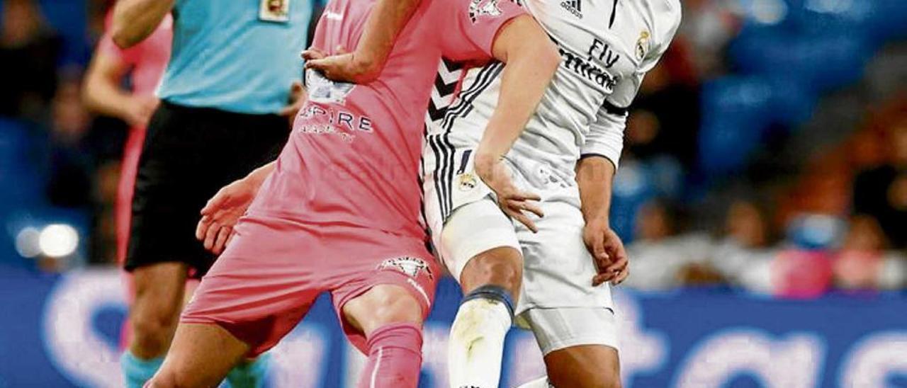 Benja pugna con Casemiro en el Real Madrid-Cultural Leonesa de Copa del Rey.