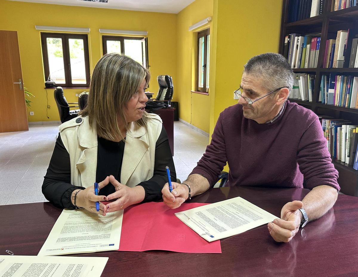 Llamedo y Salazar durante la firma del convenio.