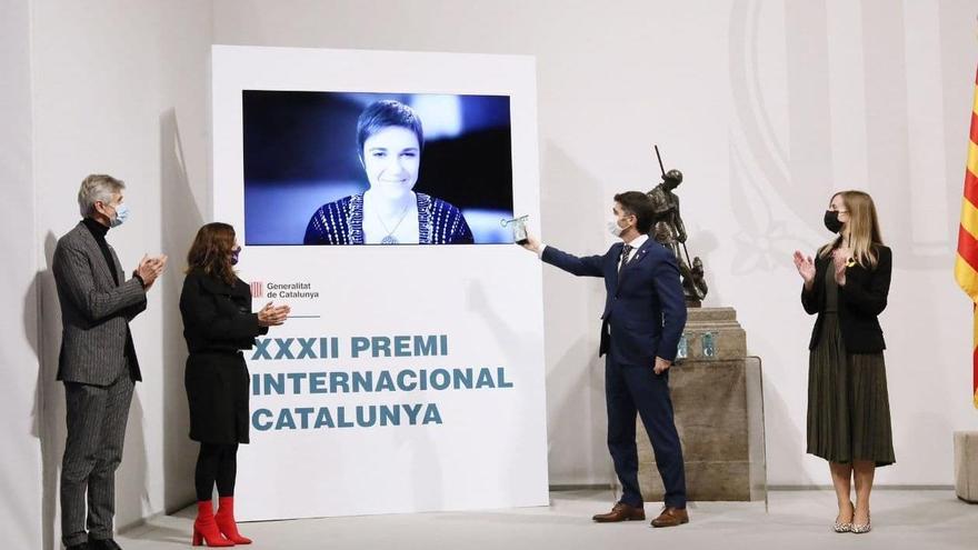El vicepresident del Govern, Jordi Puigneró, mostra el guardó del XXXII Premi Internacional Catalunya a una de les quatre guardonades, Tijana Postic, a la pantalla