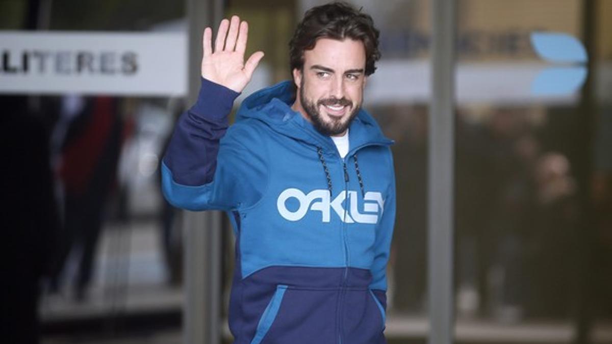 Fernando Alonso saluda, tras recibir el alta, este miércoles, a las puertas del Hospital General de Catalunya.