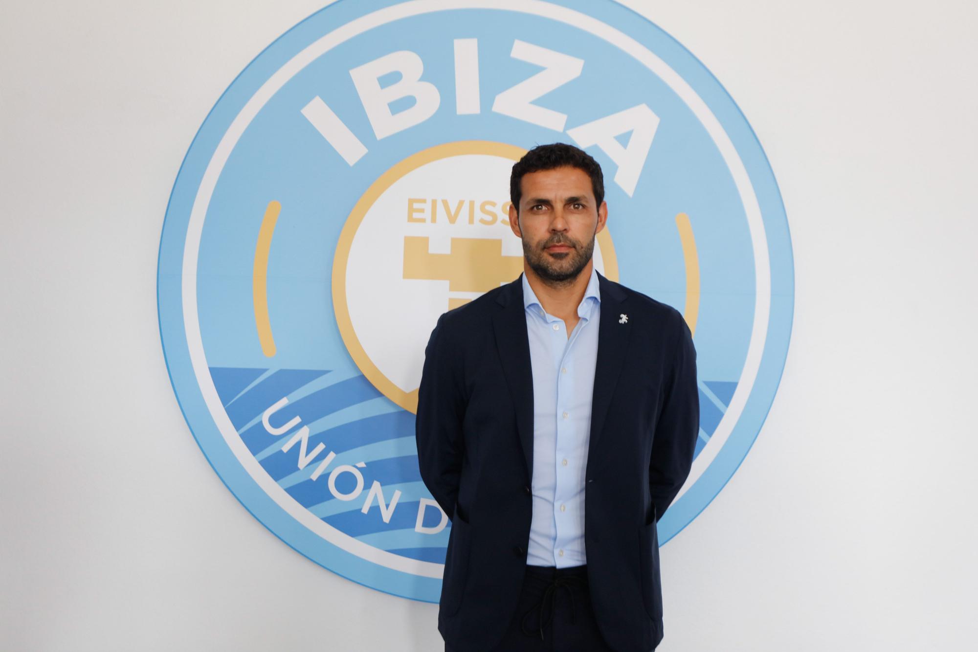 Las imágenes de la presentación de Javi Baraja como nuevo entrenador de la UD Ibiza