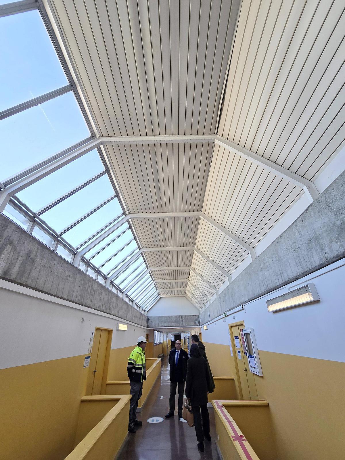 Con la retirada de chapas antiguas los pasillos gana luz natural