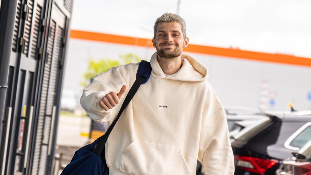 Sebastian Kosa, sonriente a su llegada al primer entrenamiento de pretemporada con el Kosice.