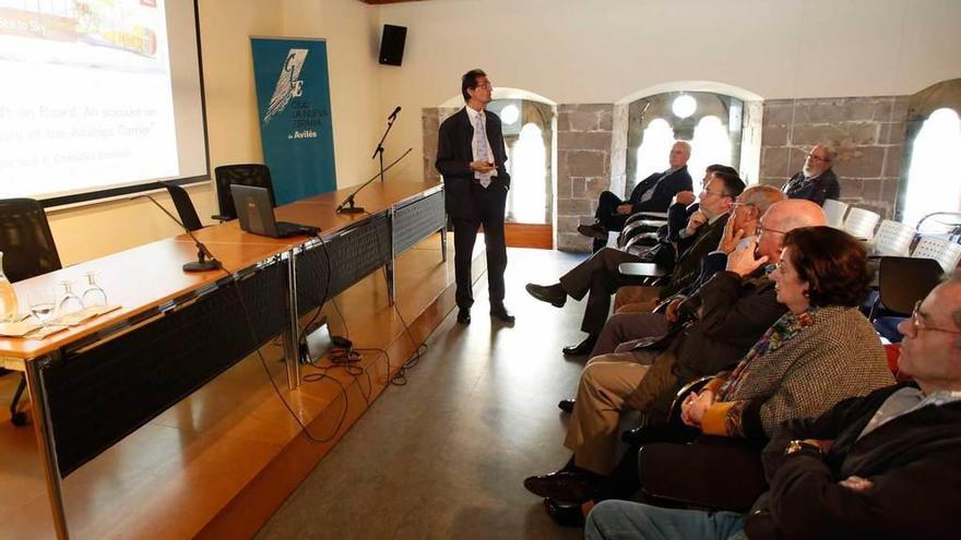 El profesor Francisco A. González Redondo, ayer, en el Club LA NUEVA ESPAÑA en Avilés.