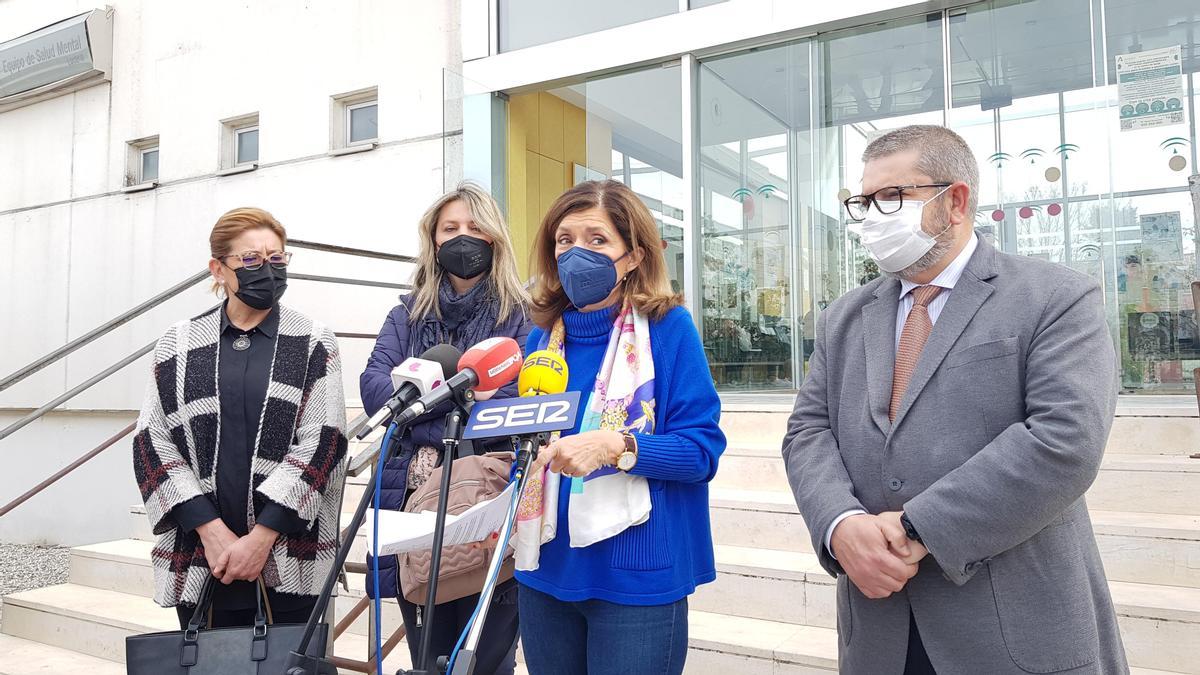 La delegada de Salud atiende a la prensa en Lucena.