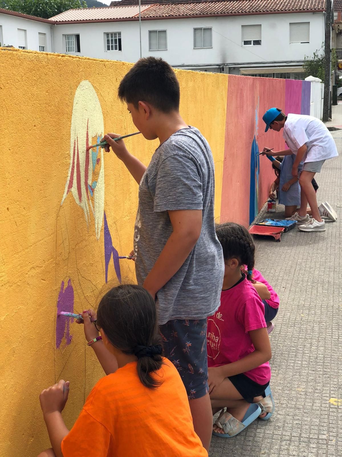 Algunos de los participantes durante el proceso de elaboración del mural en Reibón.