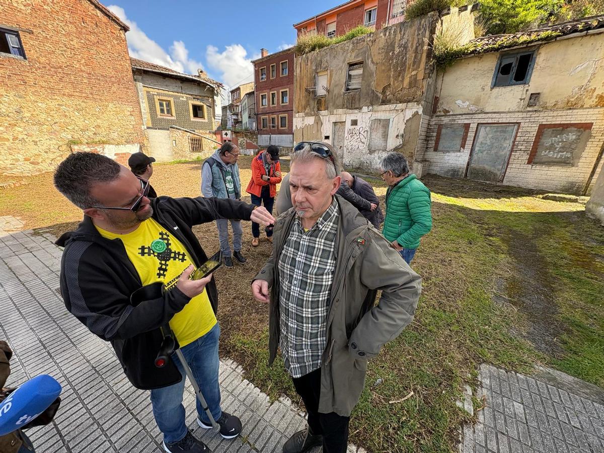 David García, a la izquierda, y Xuacu de Hoyos, en el barrio de El Puente