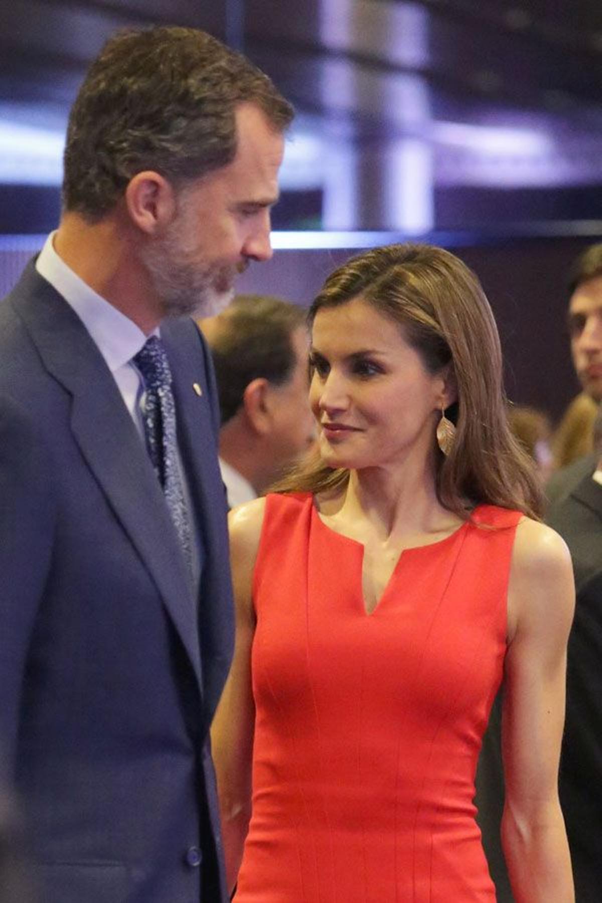 Letizia Ortiz con look en rojo junto a Felipe VI