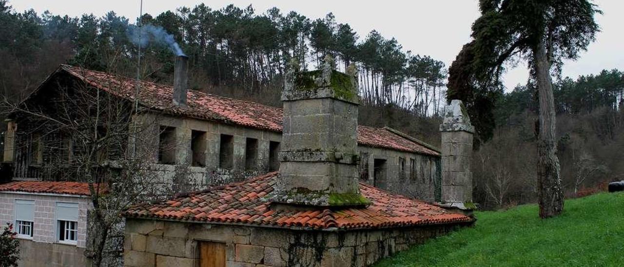 Vivenda e antiga fábrica de papel, coa &quot;Árbore do incenso&quot; á dereita da imaxe. // Ángel Utrera