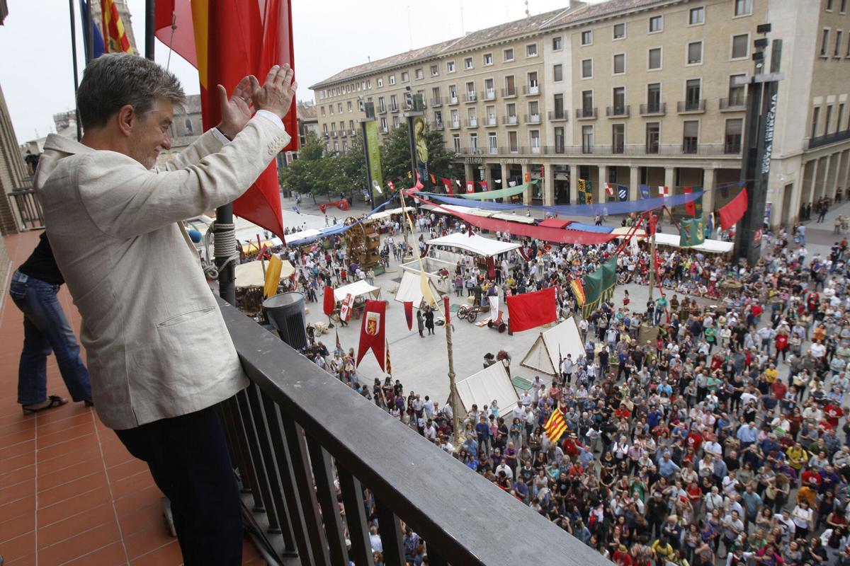13/06/2015ZARAGOZAPLENO DE CONSTITUCION DEL AYUNTAMIENTO DE LA CIUDAD. SALIDA AL BALCON DEL CONSISTORIO DEL ALCALDE PEDRO SANTISTEVE QUE SALUDA A LOS CIUDADANOS CONGREGADOS EN LA PLAZA DEL PILAR.AYUNTAMIENTOS. ZARAGOZA. AYUNTAMIENTO.ANGEL DE CASTROCAMARA DIGITAL. AYUNTAMIENTOS. ZARAGOZA. AYUNTAMIENTO