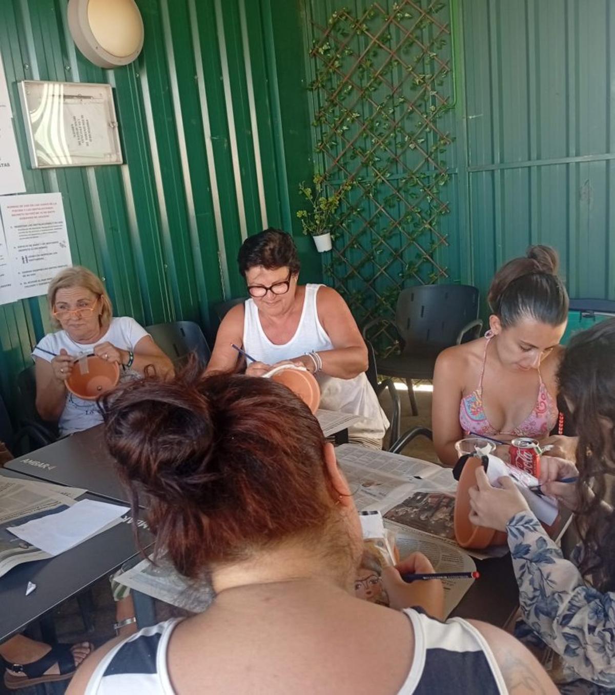 La creatividad afloró en el taller ‘Macetas por la Igualdad’. | SERVICIO ESPECIAL