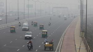 Nueva Delhi amanece bajo una intensa niebla