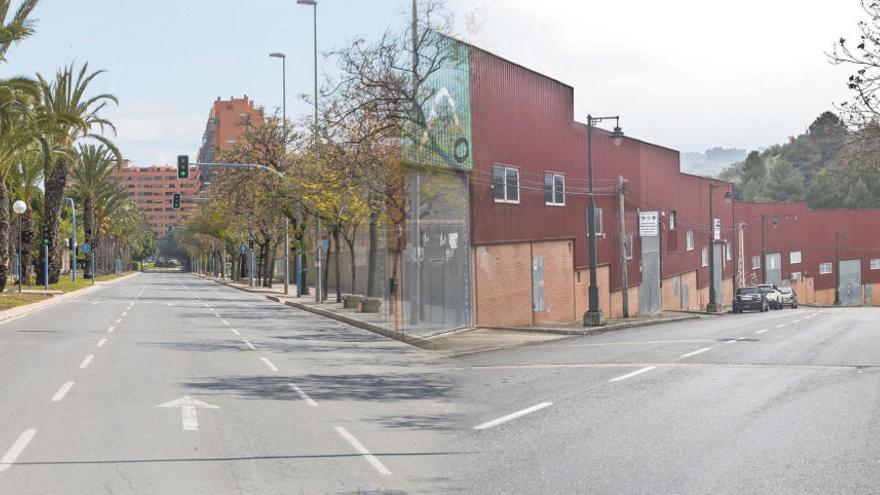 Una calle vacía de Alicante durante el estado de alarma, y una zona industrial de Alcoy.