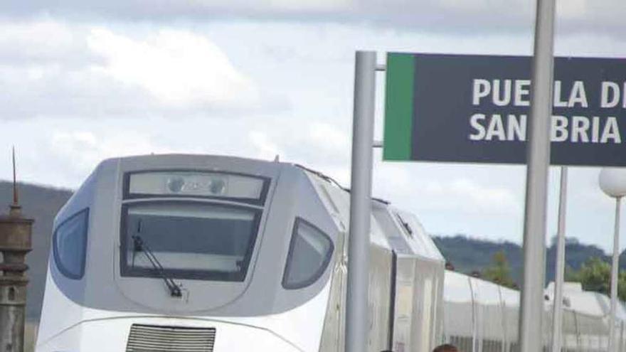 Un grupo de viajeros toma el tren en la estación de Puebla.