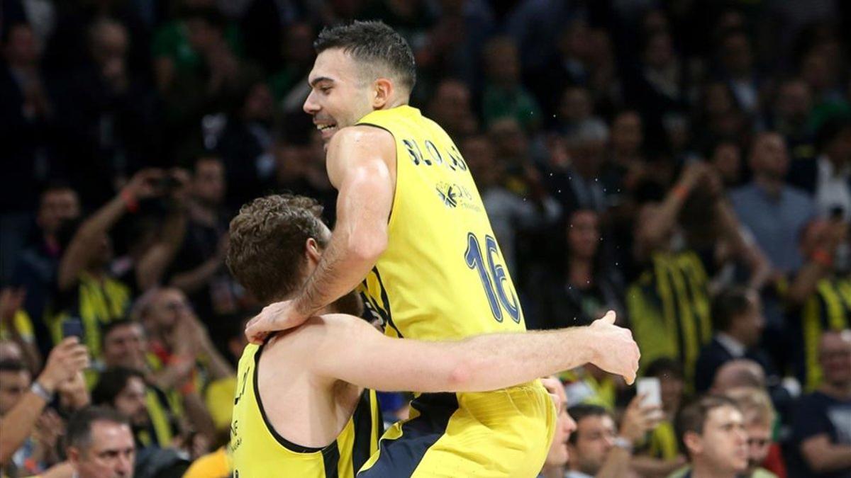 Sloukas celebra el triunfo junto a su compañero Datome