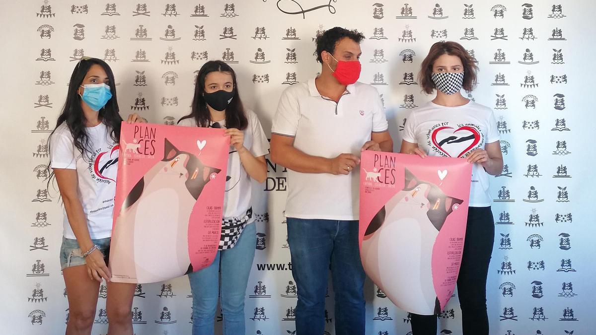 El alcalde y responsables de la asociación presentan la campaña de control de colonias de gatos