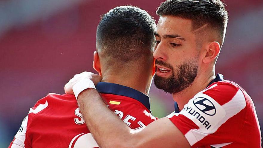 Carrasco abraça Luis Suárez, autor del gol matalasser